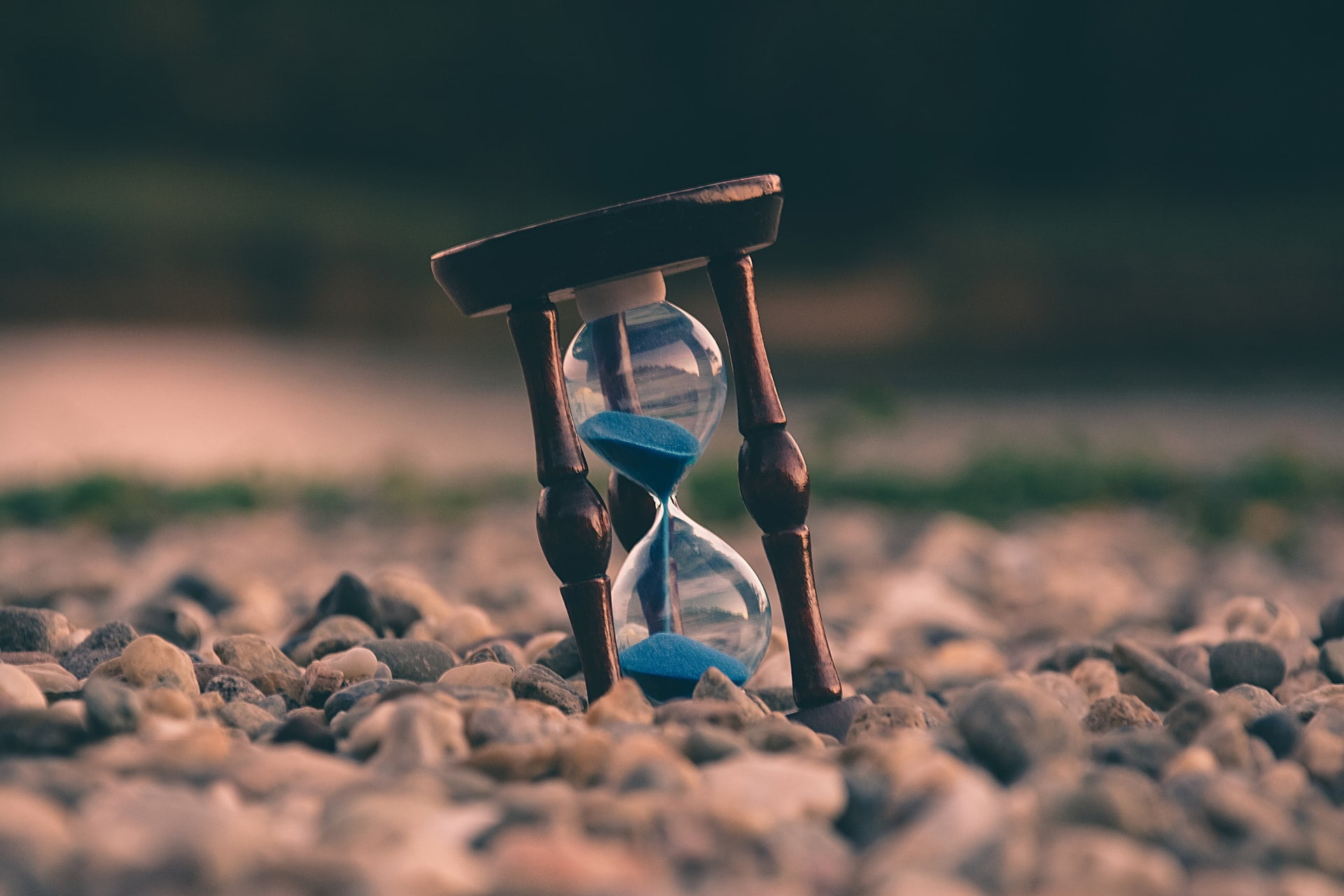 an hourglass to symbolise having no time when it comes to creating content marketing